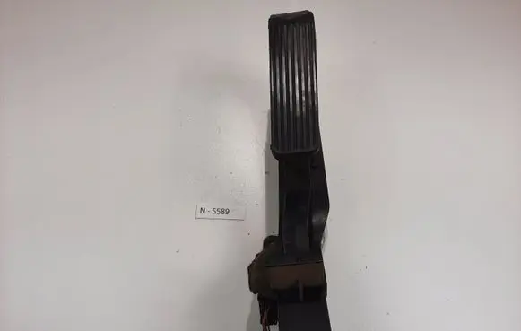 Mercedes-Benz E W211 Accelerator throttle pedal A2113010001
