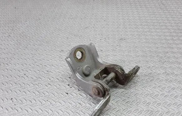 Nissan Note (E11) Rear door upper hinge