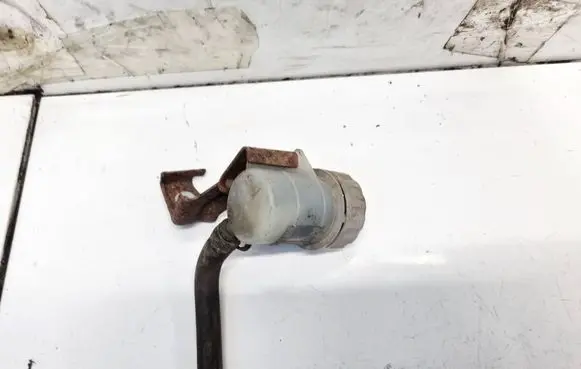 Honda FR-V Brake fluid reservoir 