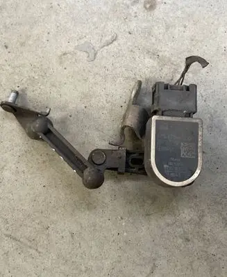 Headlight/headlamp level sensor