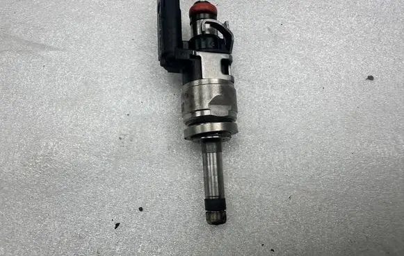 Volvo XC90 Fuel injector 31432778