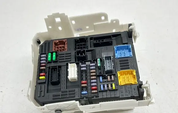 Peugeot Traveller Fuse module 9819855180 2941740401 28550097