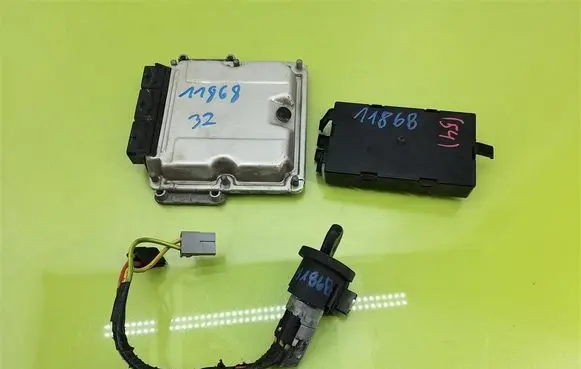 Opel Vivaro Engine ECU kit and lock set 0281010633