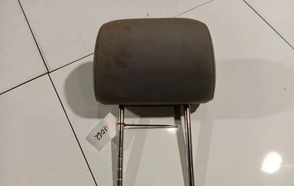 Volkswagen Touran I Front seat headrest