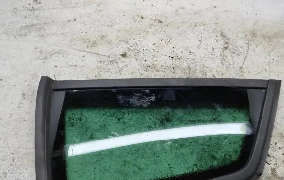 Volkswagen Golf Sportsvan Rear side window
