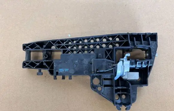 Audi Q7 4M Rear door exterior handle/bracket 4M0837886A