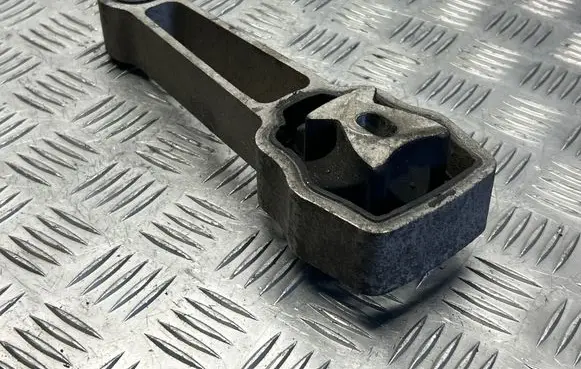 Volvo XC60 Engine mount bracket