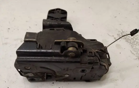 Volkswagen PASSAT B5 Front door lock 3B0837867