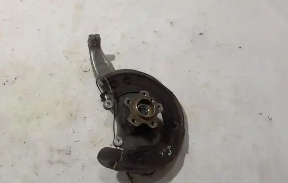 BMW 5 G30 G31 G38 Front wheel hub 6884386