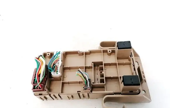 Subaru Legacy Fuse box set 82201AJ000 905570
