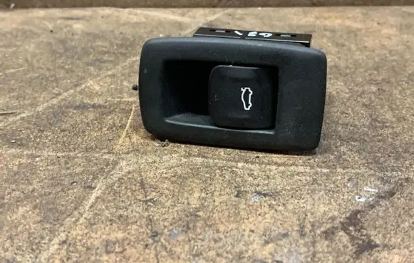 BMW 5 G30 G31 G38 Tailgate/boot open switch button 9327029