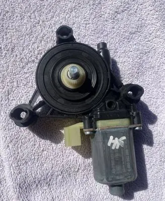 Volkswagen Tiguan Front door window regulator motor 5Q0959801B