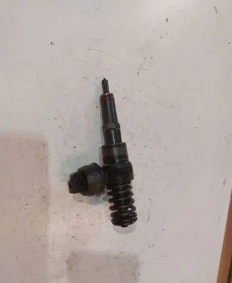 Volkswagen Golf V Fuel injector 038130073AG