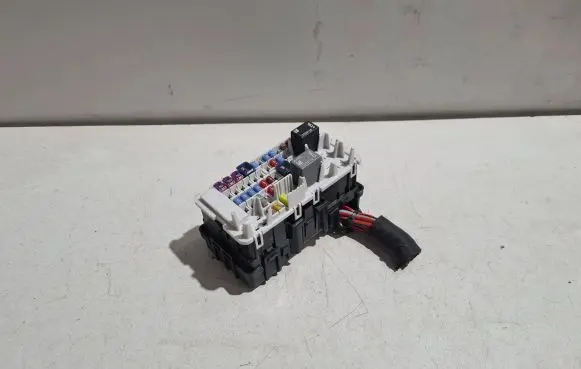 Opel Insignia B Fuse module 33172518