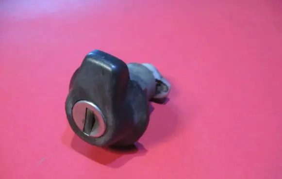 Renault 9 Tailgate exterior lock 77004893