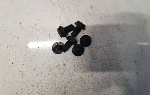 Volkswagen Touran I Nuts/bolts 
