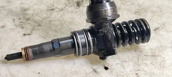 Volkswagen Eos Fuel injector 038130073BQ 0414720312