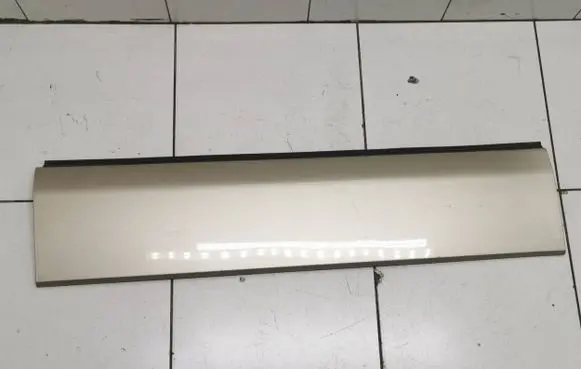 Suzuki Grand Vitara II Front door trim (molding) 7768065j00