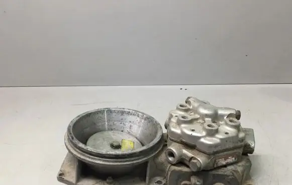 Audi 80 90 S2 B4 Fuel distributor 034133353C 0438121049 0438101029