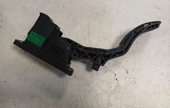 Accelerator throttle pedal