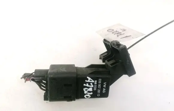 Skoda Octavia Mk2 (1Z) Glow plug pre-heat relay 038907281D
