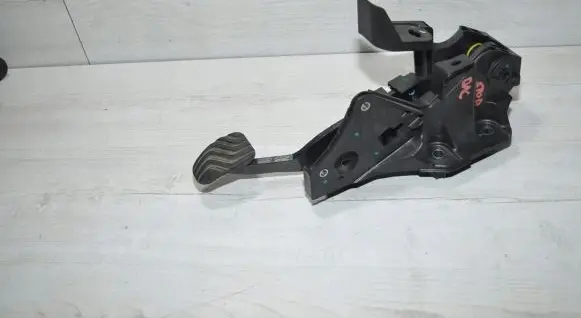 Dacia Duster II Brake pedal 8201606986