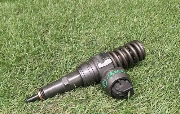 Volkswagen Golf V Fuel injector 038130073AG 0414720215
