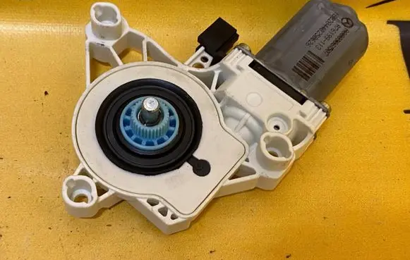 Mercedes-Benz CLS C257 Front door window regulator motor A0009061507