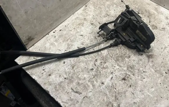 Hyundai Santa Fe Front door lock 813102B070