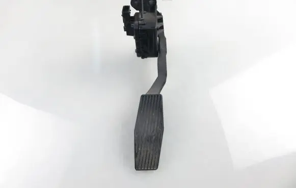 Accelerator throttle pedal