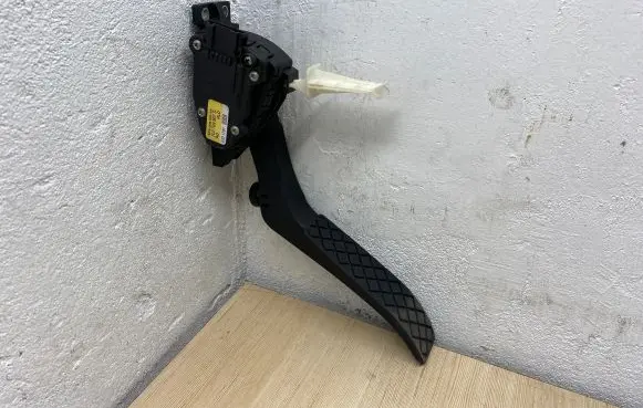 Volkswagen Touareg I Accelerator throttle pedal 7L0723507D