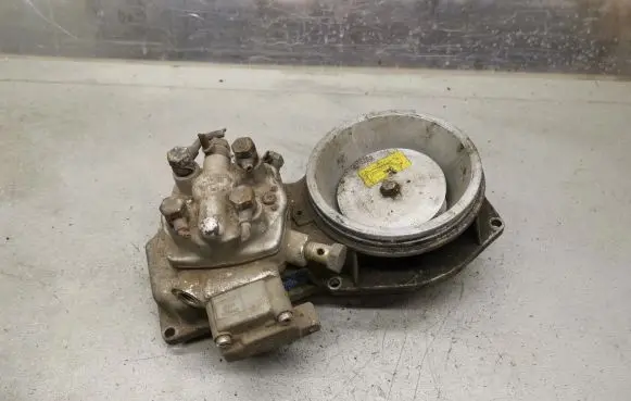 Audi 80 90 B3 Fuel distributor 0438121011 026133353 0438101005