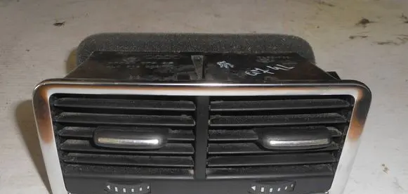 Audi Q7 4L Rear air vent grill 4L0819203K