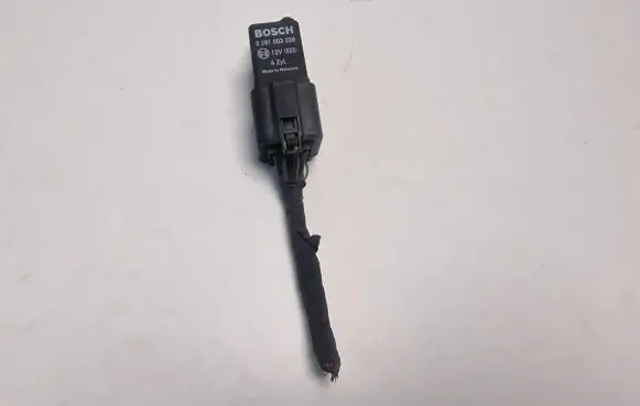 Volkswagen PASSAT B6 Glow plug pre-heat relay 038907281D
