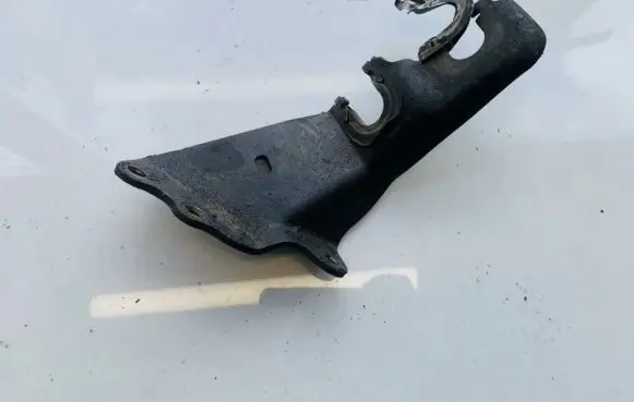 Toyota Avensis Verso Engine mounting bracket