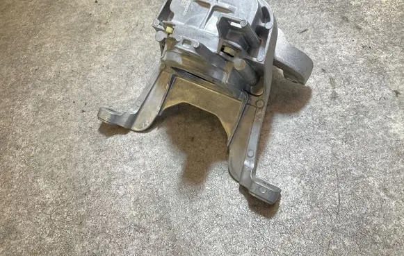 Engine mount bracket