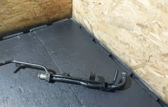 Volkswagen PASSAT B5.5 Engine coolant pipe/hose 06B133607N