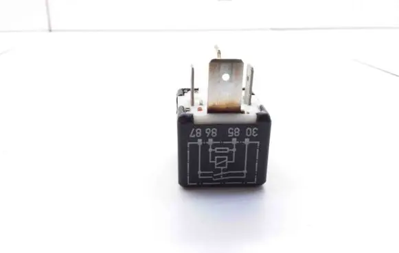 Audi A3 S3 8L Hazard warning light relay 443951253J 899511000