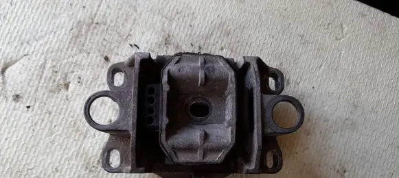 Ford Mondeo Mk III Engine mount bracket