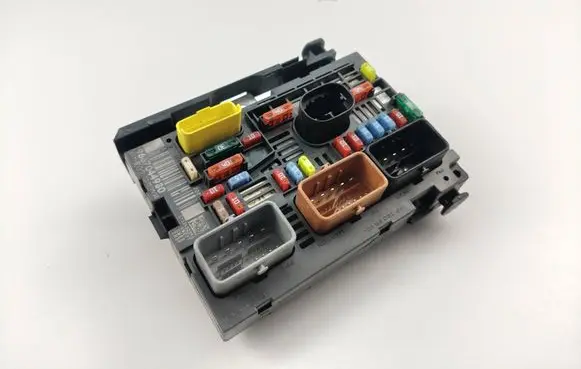 Citroen C5 Fuse module 9667044980