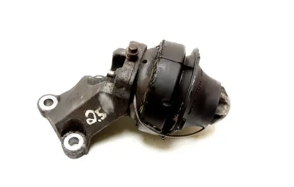 Volvo S60 Engine mount bracket 8683936
