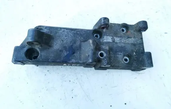 Volvo S70 V70 V70 XC Engine mounting bracket 9135170