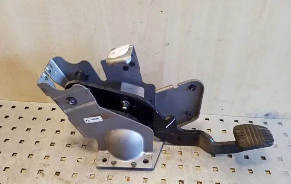 Opel Antara Brake pedal
