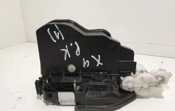 BMW X4 F26 Front door lock 7318411 I120085
