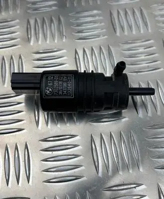 BMW X1 E84 Windscreen/windshield washer pump 7302589 3437380 13264011