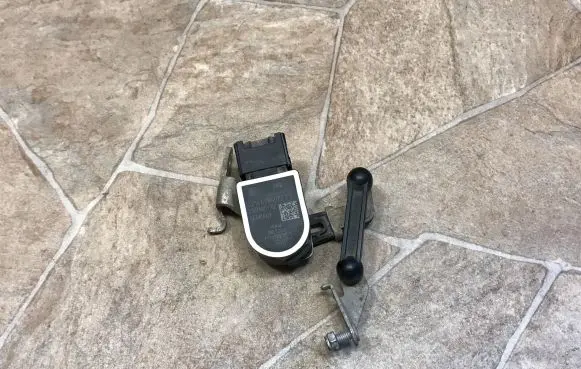 Headlight/headlamp level sensor