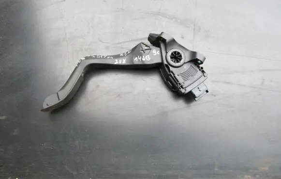 Peugeot 208 Accelerator throttle pedal 9671433780 0741170