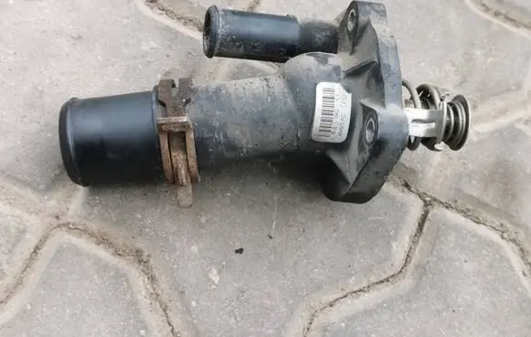 Ford Focus Thermostat housing 4M5GFC 5804211