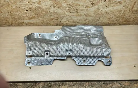 Volkswagen Touareg III Heat shield in engine bay 4M0825691