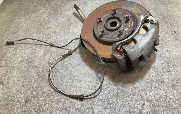 Nissan Leaf II (ZE1) Front wheel hub spindle knuckle